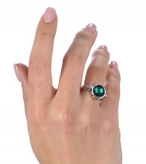 Ring aus Metall mit Totenköpfen & grünem Stein - One Size