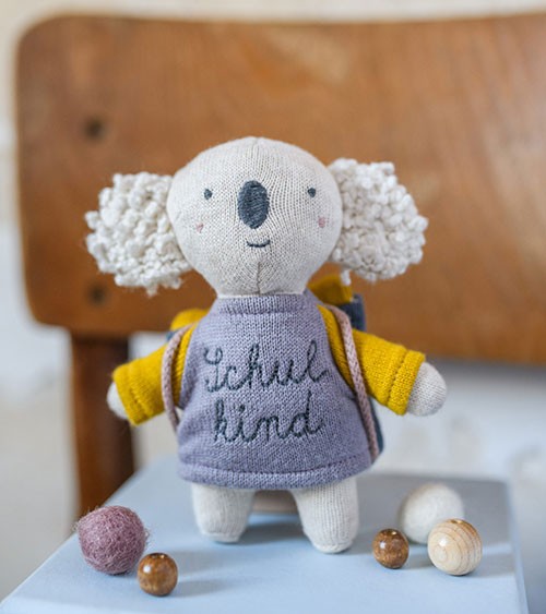 Koala "Schulkind" mit Ranzen (GOTS) - flieder - 11 x 13 cm