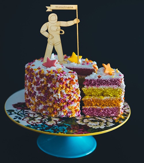 Dein Cake-Topper "Astronaut mit Flagge" - Wunschname