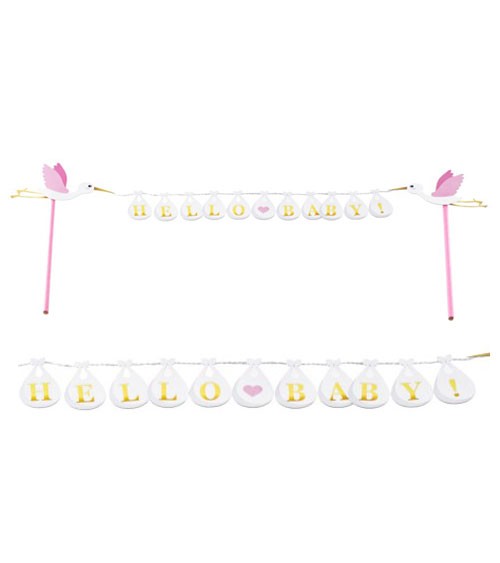 Niedliche Kuchen-Girlande für die Babyparty in Form von kleinen Säckchen und goldener "Hello Baby!" Aufschrift zwischen rosafarbenen Papierhalmen mit Storchen.