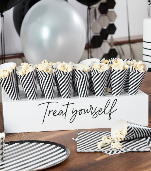 Süßigkeitenstand mit Papiertüten - schwarz & weiß gestreift