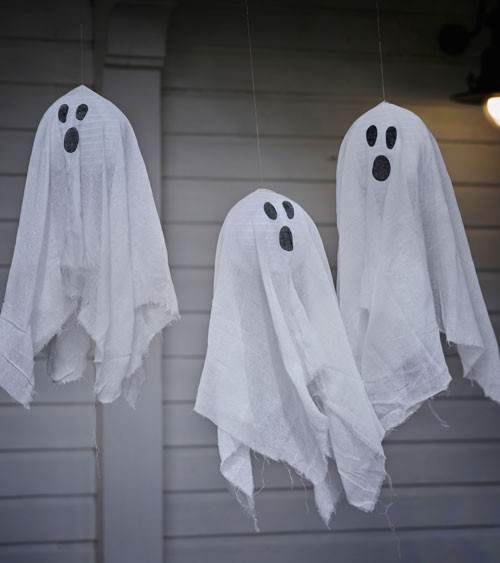 3 Halloween-Geister aus Lampions und Stoff.