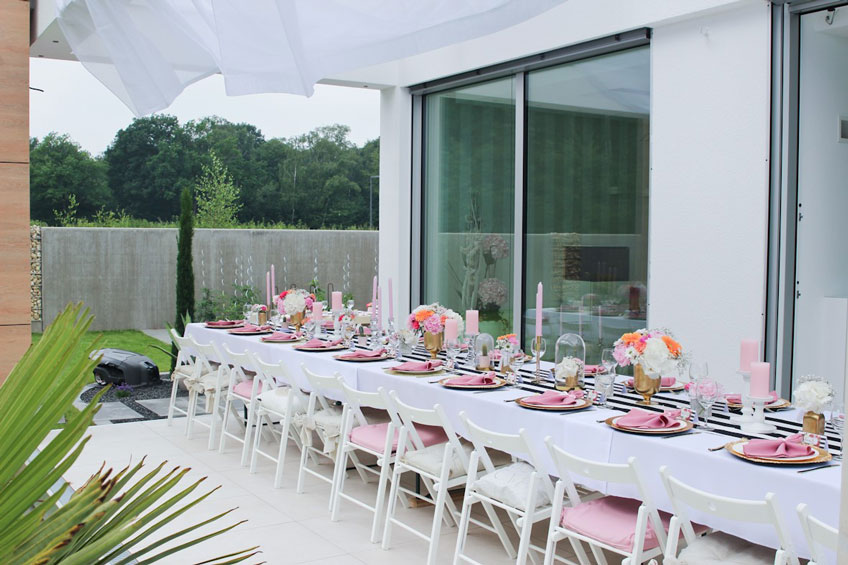Festlich dekorierter Tisch für die Dinnerparty im Freien (c) Voth Immobilien
