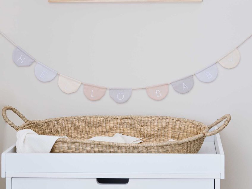 Die süße Stoffgirlande "Hello Baby" dekoriert das Nest, das bei der Nesting Party gebaut wird Die süße Stoffgirlande "Hello Baby" dekoriert das Nest, das bei der Nesting Party gebaut wird