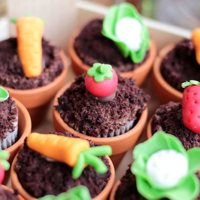 Kreativ backen zu Ostern - kleine Blumentopf-Cupcakes mit Zuckerdekor (c) Mareike Winter - Biskuitwerkstatt
