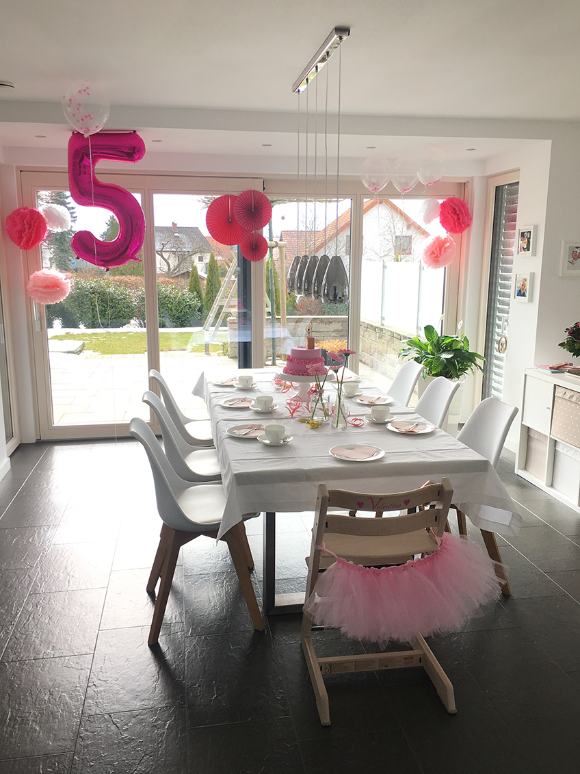 So könnte euer Geburtstagstisch zur Ballerina-Party aussehen - tolle Deko in Rosa und Pink und Kuchen mit Tutu. Foto: Fräulein Kuchenzauber