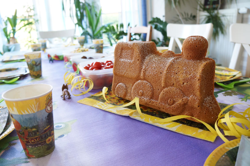 Der Kuchen in Form einer Lok passt prima zur Dino-Zug-Party