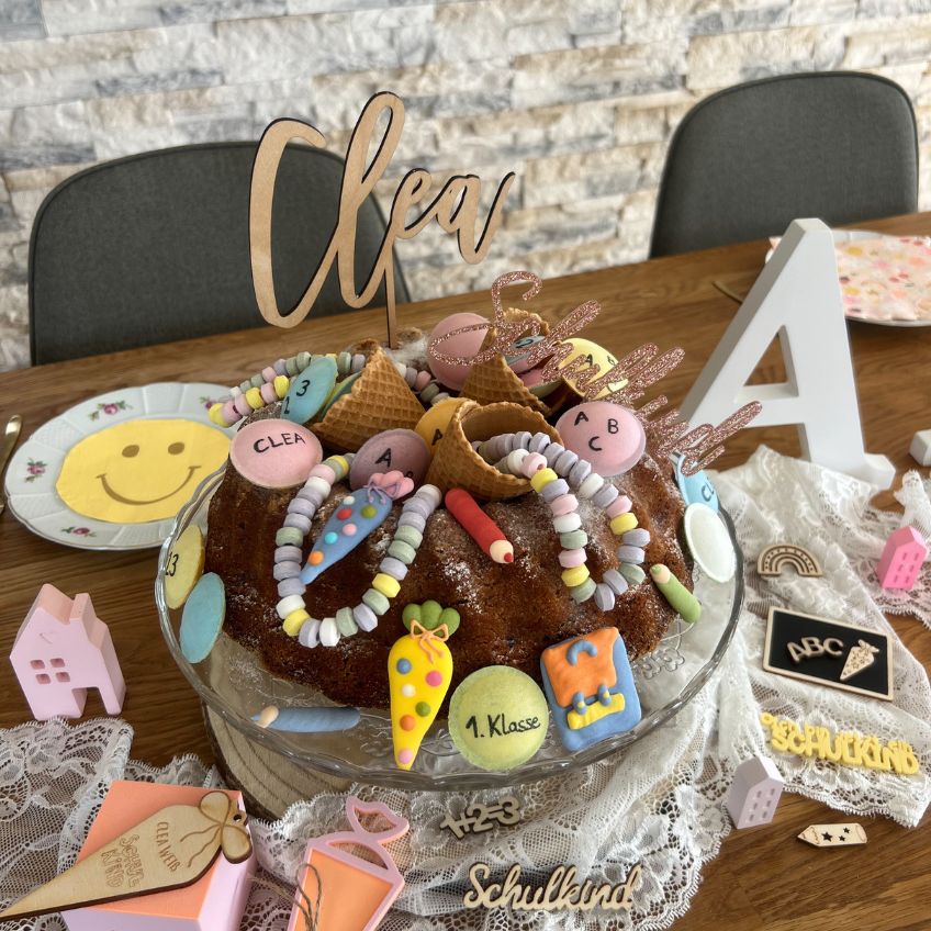 Jeder Kuchen wird dank Namens Cake Topper und kreativer Deko zum Einschulungs-Hingucker (c) c.loves.c
