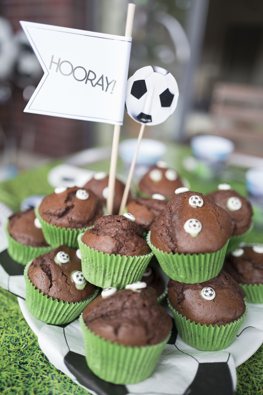 Fußballfans wird mit diesen Muffins mit kleinen Fußbällen der Tag versüßt © juliaweisshome