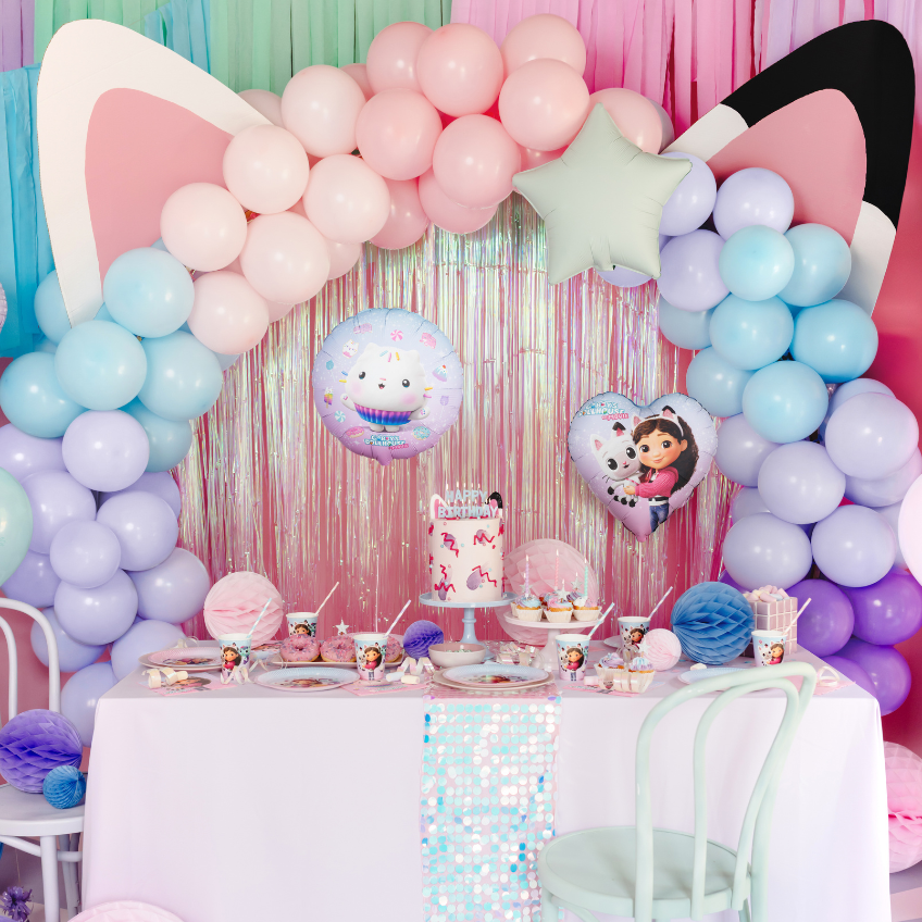 Ballongirlande in Pastellfarben mit thematisch passenden Katzenohren