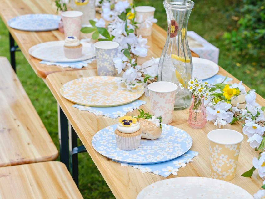 Blumige Tischdekoration in Pastell mit Gänseblümchen für die Gartenparty
