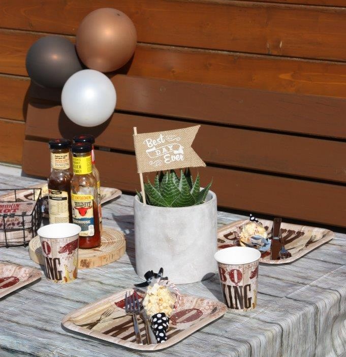 Mit kleinen Mitteln große Effekte - drei Luftballons, farblich perfekt abgestimmt, erzielen einen tollen Deko-Effekt am BBQ-Tisch @ Monefaktur Mit kleinen Mitteln große Effekte - drei Luftballons, farblich perfekt abgestimmt, erzielen einen tollen Deko-Effekt am BBQ-Tisch © Monefaktur