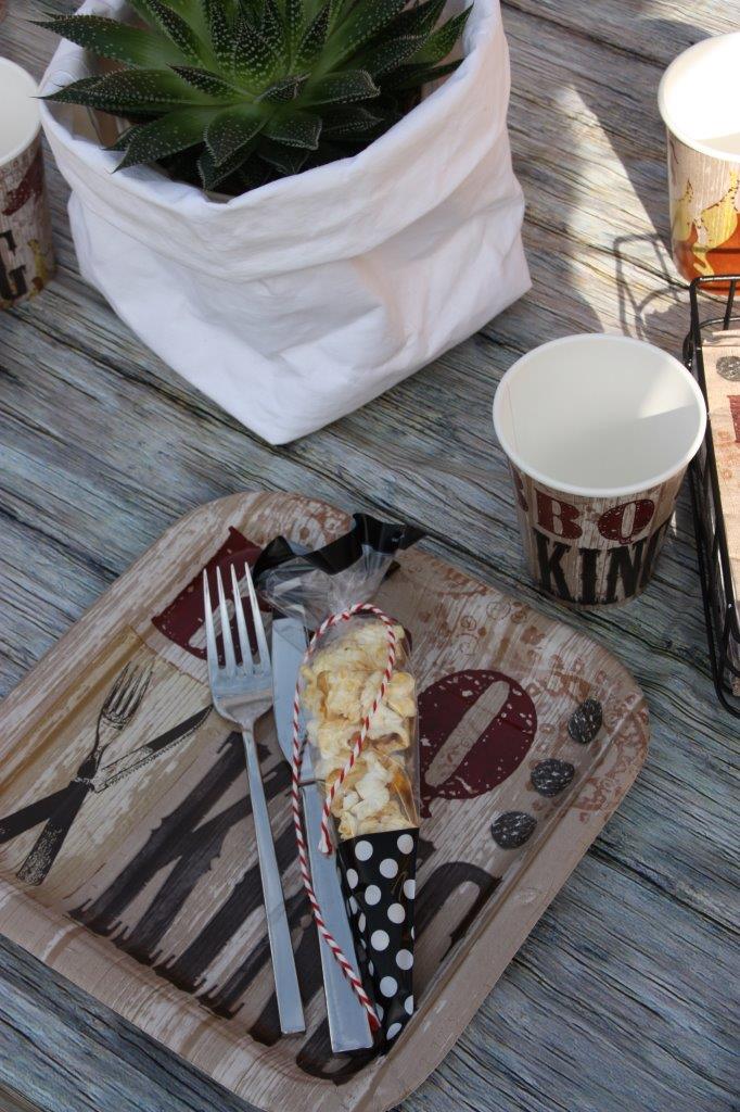 Motto Grillparty - BBQ Kings und Queens und Grillmaster kommen mit dieser Deko auf ihre Kosten © Monefaktur Motto Grillparty - BBQ Kings und Queens und Grillmaster kommen mit dieser Deko auf ihre Kosten © Monefaktur