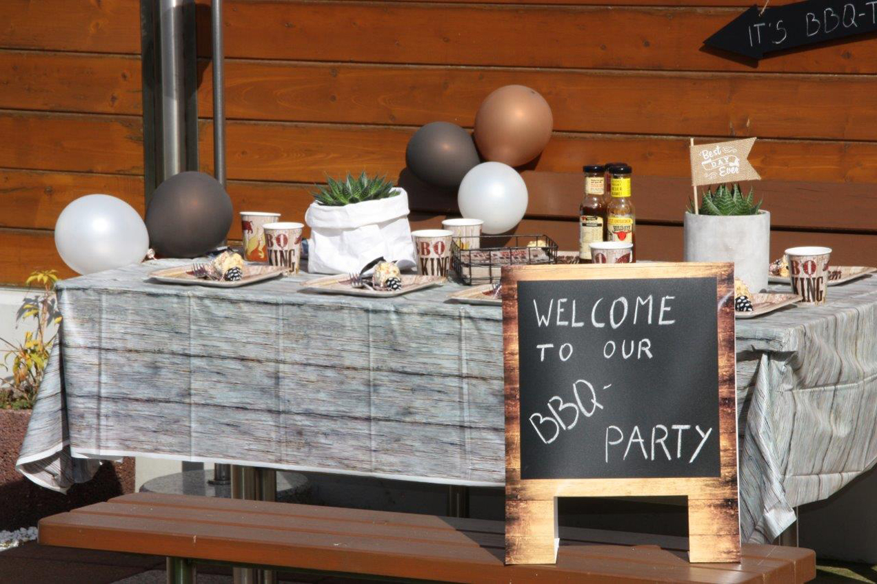 Die Grillparty-Deko-Serie mit ihrem BBQ-Partygeschirr bringt Sommerstimmung passend zum Motto auf den Tisch © Monefaktur