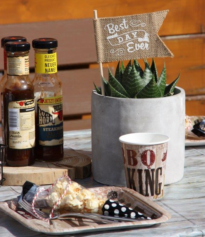 Kleine Gastgeschenke in hübscher Verpackung auf den Partytellern machen den Grillpartygästen eine Freude © Monefaktur Kleine Gastgeschenke in hübscher Verpackung auf den Partytellern machen den Grillpartygästen eine Freude © Monefaktur