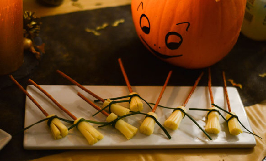 Hexenbesen-Käse-Sticks für kleine Hexen und Hexenmeister zu Halloween