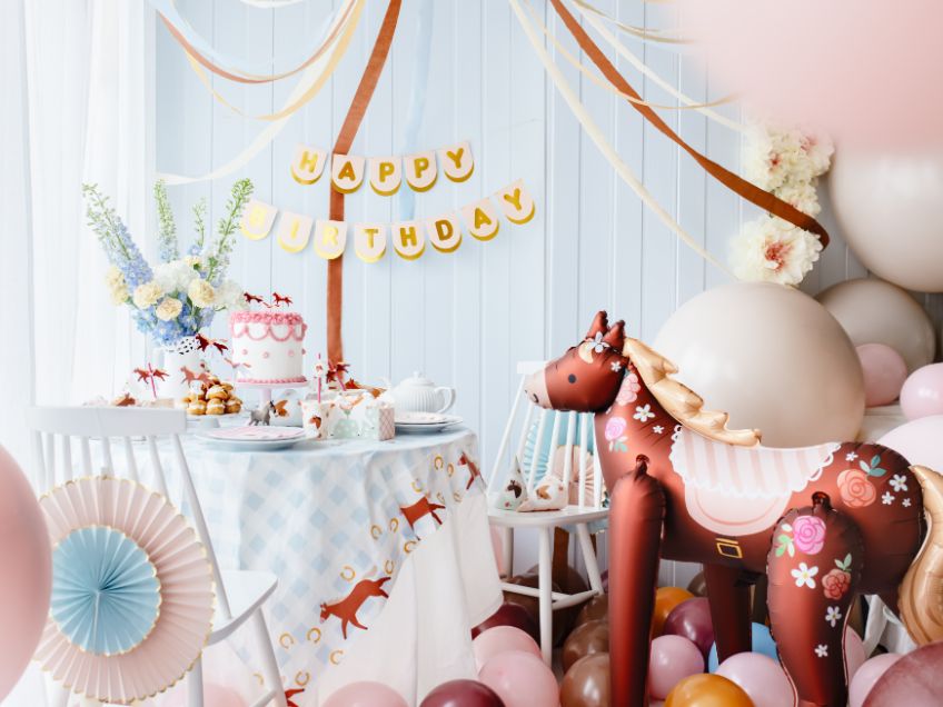 Für jüngere Pferdefans eignet sich zum Kindergeburtstag ein süßes Design - mit stehenden Pferdeballon als absolutes Highlight Für jüngere Pferdefans eignet sich zum Kindergeburtstag ein süßes Design - mit stehenden Pferdeballon als absolutes Highlight