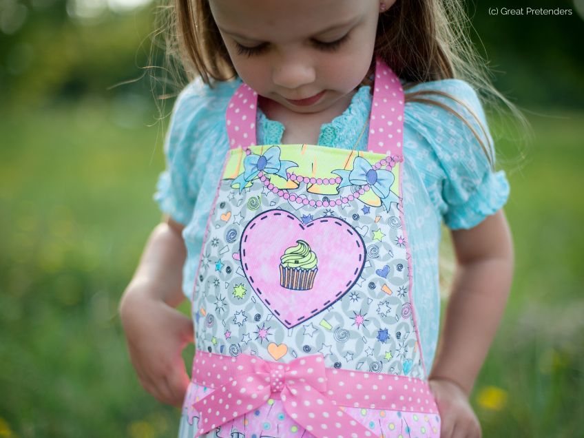 Diese Kinderschürze kann die kleine Zuckerbäckerin oder der kleine Bäcker sogar selbst gestalten Diese Kinderschürze kann die kleine Zuckerbäckerin oder der kleine Bäcker mit bunten Stiften sogar selbst gestalten
