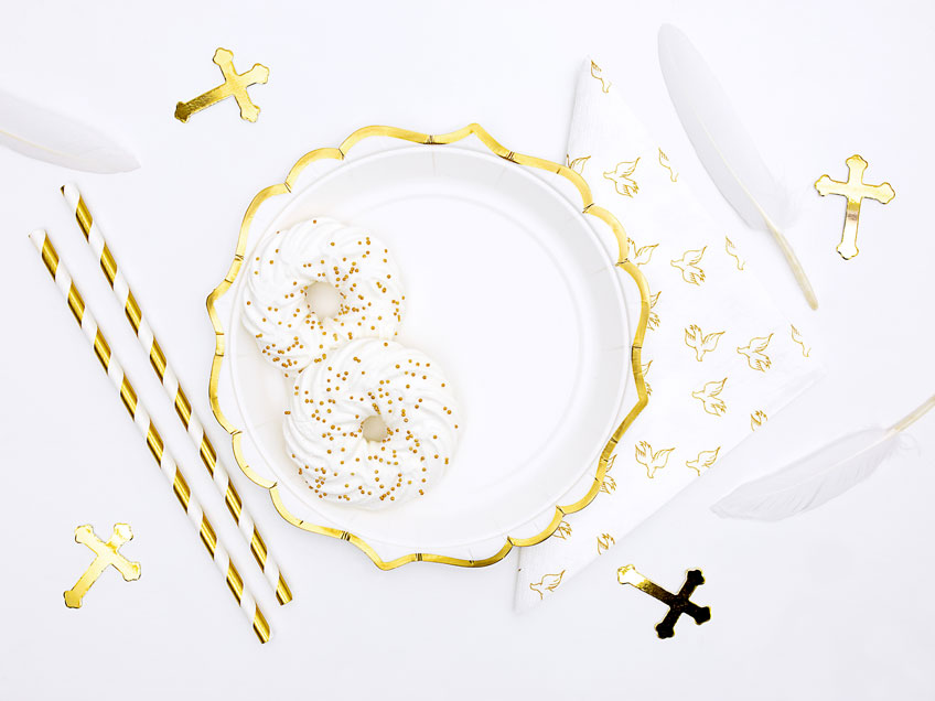 Schaffe mit weißen Tellern mit Goldrand ein elegantes Tischdekor