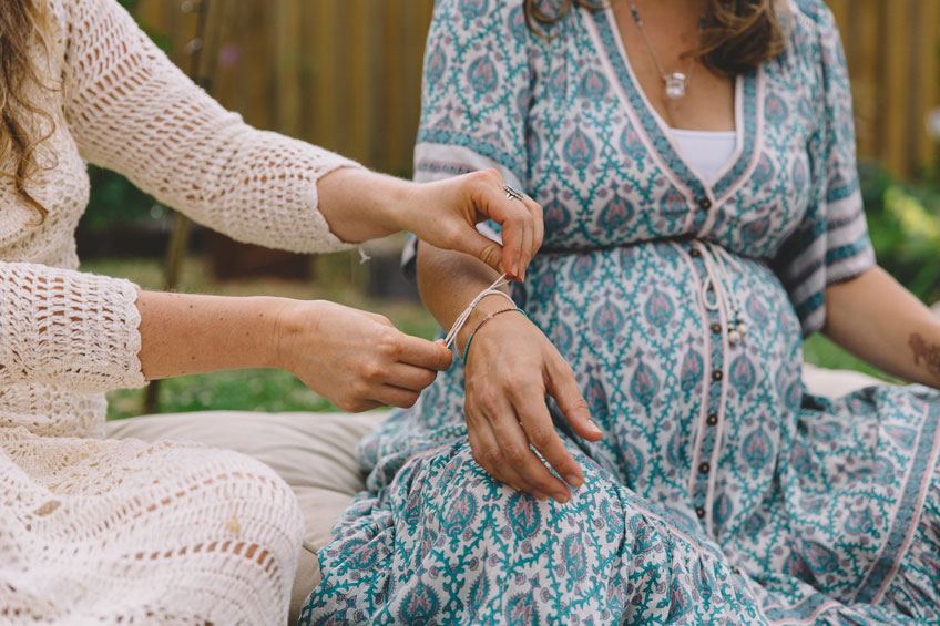 Kleine Rituale und Affirmationen gehören zum Mama Blessing (c) sistersandthesea.com Kleine Rituale und Affirmationen gehören zum Mama Blessing (c) sistersandthesea.com