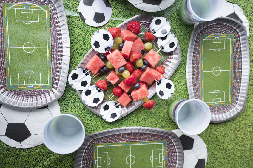 Auf der Fußball-Geburtstagsparty wird auch das Essen mit passenden Mottopicks hergerichtet.  © juliaweisshome
