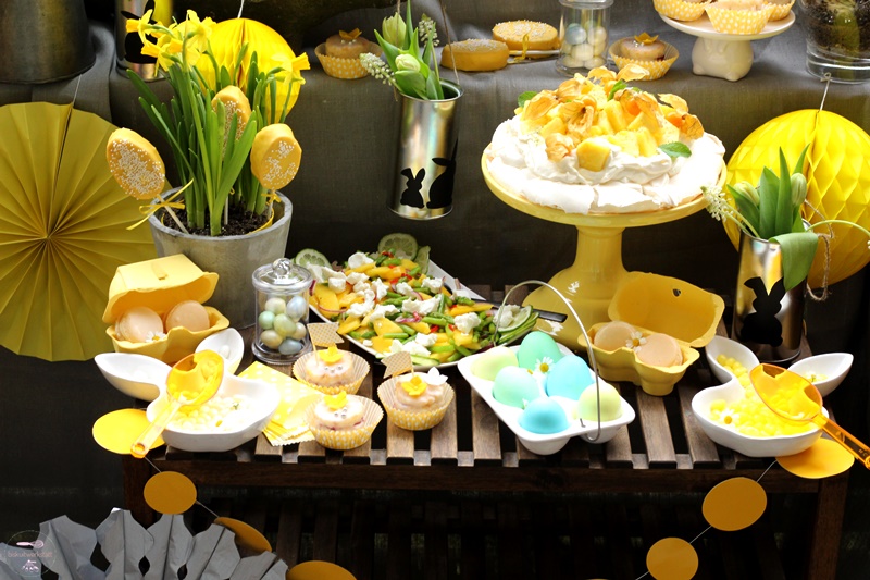 Passend zu Ostern leuchtet der Sweet Table in Gelb mit frühlingshafter Deko