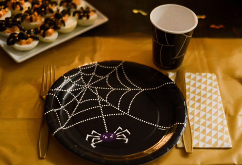 Super praktisch und chic für Kids - Halloween-Partygeschirr für eine schnelle Tischdeko Super praktisch und chic für Kids - Halloween-Partygeschirr für eine schnelle Tischdeko