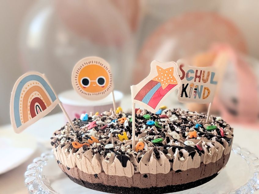 Picks mit Schulkind und wonnigen Motiven und Streusel zaubern einen Einschulungskuchen