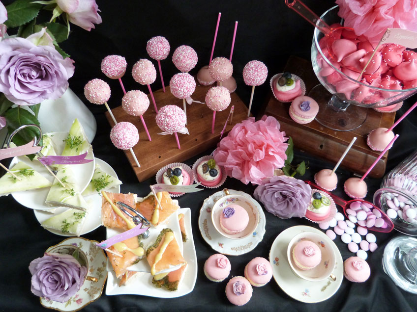 Wie aus dem Märchen sieht dieser romantisch dekorierte Sweet Table mit Macarons und Häppchen aus