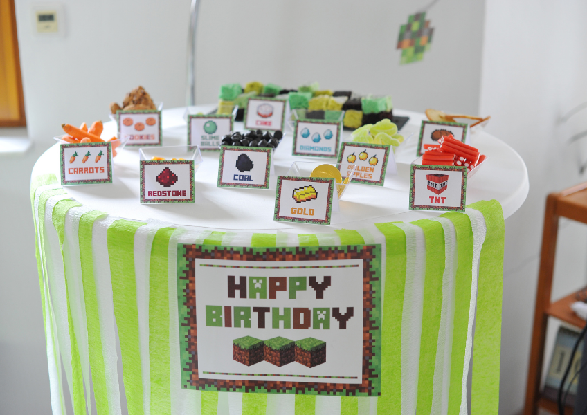 Genial kreativ und schnell gemachter Geburtstags-Sweet-Table, der an ein beliebtes Videospiel erinnert Genial kreativ und schnell gemachter Geburtstags-Sweet-Table, der an ein beliebtes Videospiel erinnert