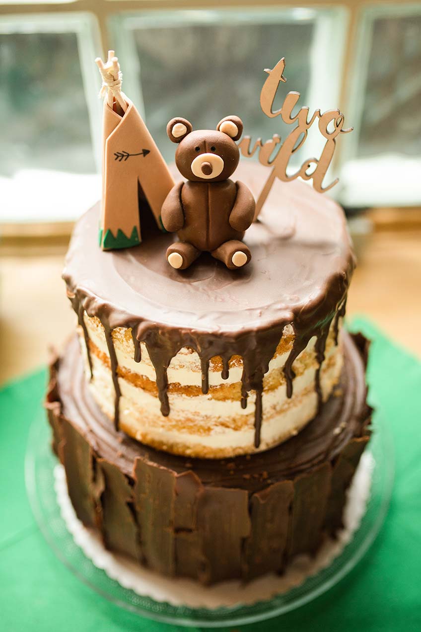 Waldfreunde werden diesen Kuchen lieben - der Cake-Topper ist passend aus Holz (c) annalotz.fotografie