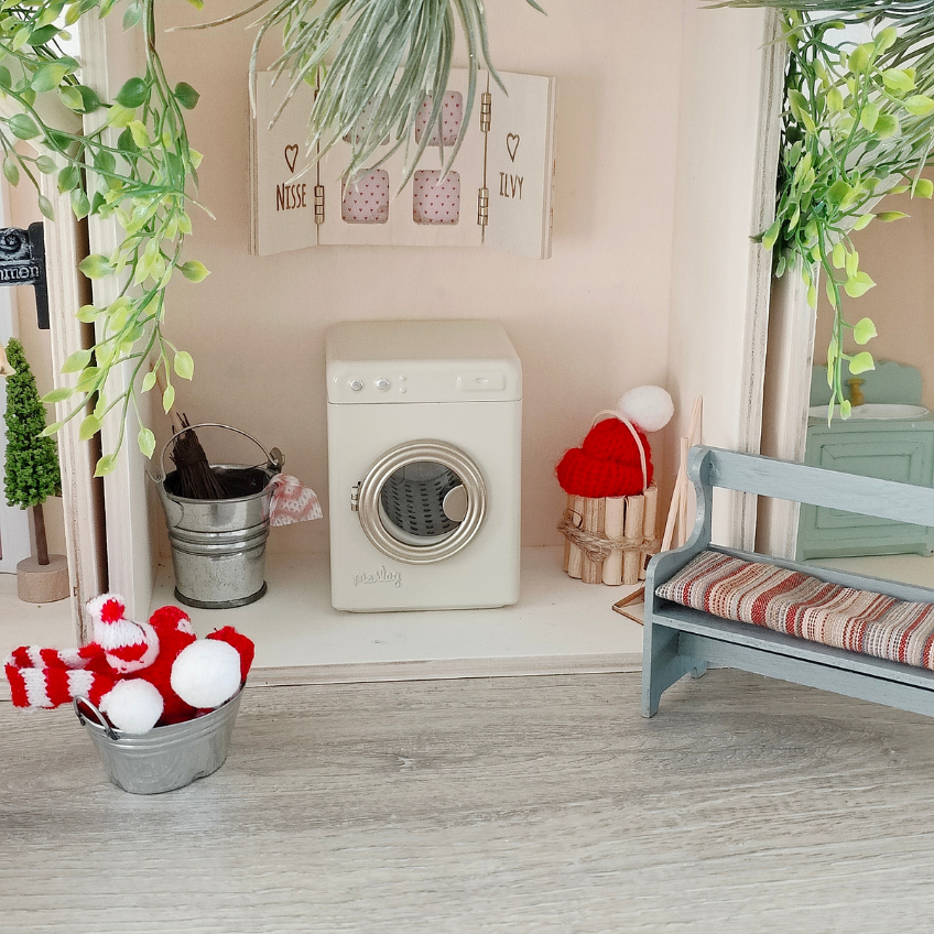 Ein ordentliches Wichtelhaus mit Waschmaschine und Wäsche