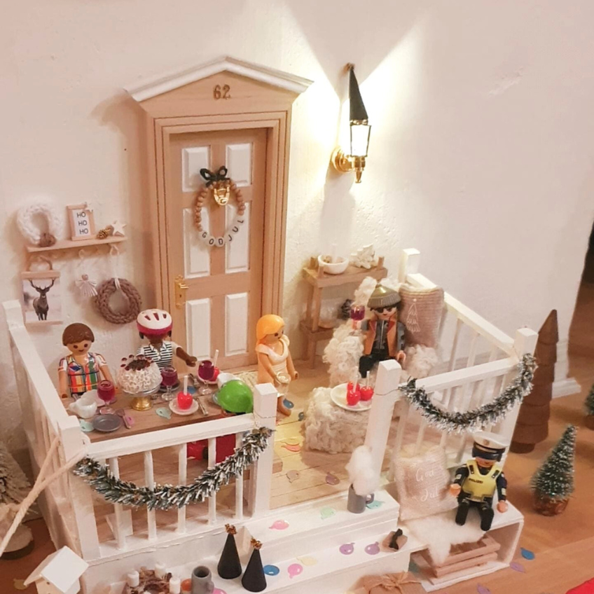 Auf der Terrasse vor Mirjams Wichteltür findet eine Weihnachtsparty statt (c) oggis_wichtel