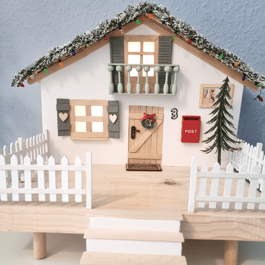 Wichteltür mit weihnachtlicher Hausfront und Terrasse von Geli (c) wichtel_fridolin