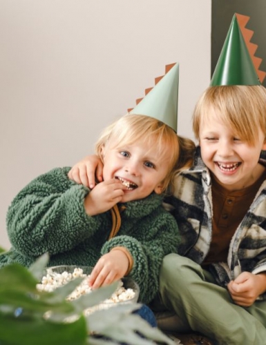 Dinosaurier-Partyhüte in drei Farben für den Kindergeburtstag