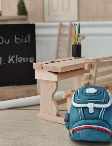 Perfektes Zubehör für den Klassenwichtel - Schulranzen und Mathesachen