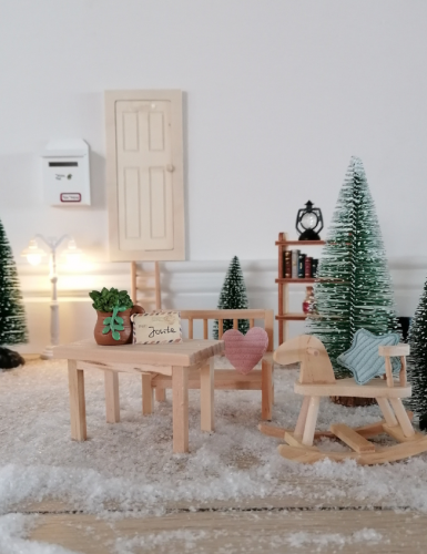 Jontes eingerichtete Wichtelwohnung mit Holzmöbeln und Schaukelpferd