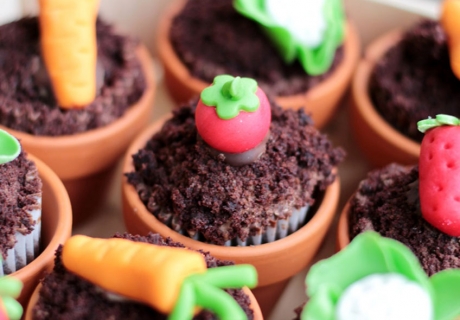 Kreativ backen zu Ostern - kleine Blumentopf-Cupcakes mit Zuckerdekor (c) Mareike Winter - Biskuitwerkstatt