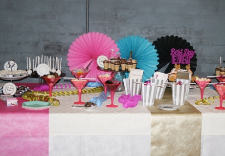 Der Sweet Table im Disco-Look kommt farbenfroh daher.