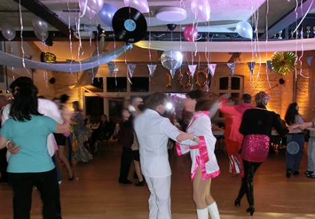 Eine Tanzparty im Stil der 70er Jahre
