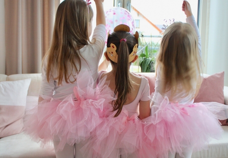 Die drei kleinen Ballerinnen im rosafarbenen Tutu feiern mit pinken Konfettiballons einen tollen Ballerina-Geburtstag. Foto: Fräulein Kuchenzauber