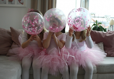 Ballerinen im rosa Tutu - natürlich passen die Konfettiballons in Rosa und Pink dazu. Foto: Fräulein Kuchenzauber