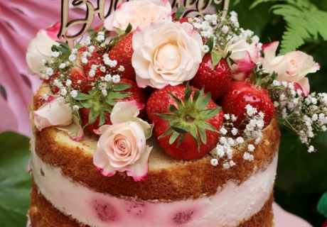 Der Erdbeer-Naked-Layer-Cake mit Yogurette macht sich toll auf dem Sommergeburtstag und jedem Erdbeer-Sweet-Table