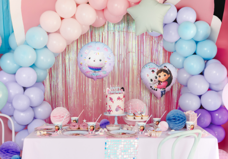 Ballongirlande in Pastellfarben mit thematisch passenden Katzenohren
