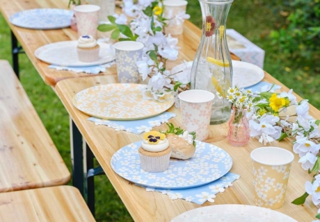 Blumige Tischdekoration in Pastell mit Gänseblümchen für die Gartenparty