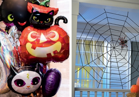 Halloween-Folienballons und Spinnennetze als spooky Deko für den Türbereich