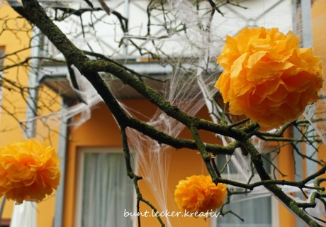 Bei trockenem Wetter ein wahrer Blickfang - Halloween-Pom-Poms in leuchtendem Orange (c) bunt.lecker.kreativ