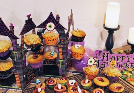 Herzhafter Halloween-Sweet Table mit schaurigen Kürbis-Muffins für kleine und große Spukgespenster