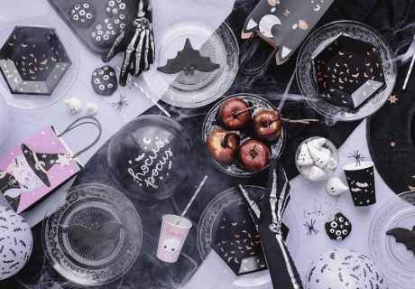 Vergiftete Äpfel und Halloween-Deko mit Fledermäusen - dazu Akzente in Pastell