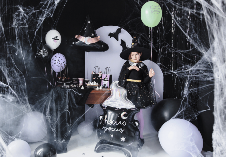 Spitzhüte und Hexenkessel als Folienballons als effektvolle Deko für die Halloween-Hexenparty